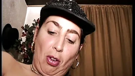 Amatör Alman fahişe büyük bir dildoyla amını sikiyor