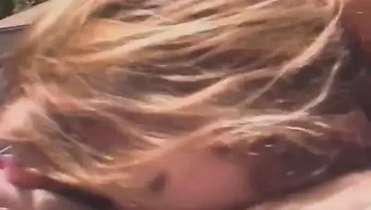 Almanya'dan büyük memeli hatun havuzda yarak emiyor