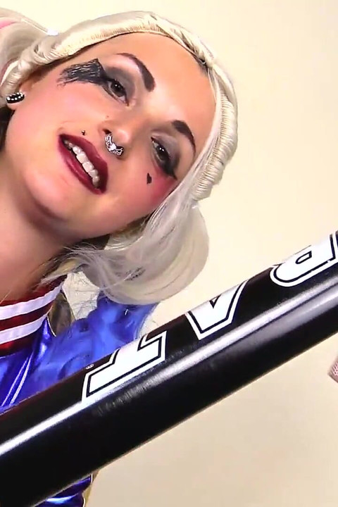 تبدو شقراء ميدوسا ساخنة بجنون في زي هارلي كوين تأثيري مع نايلون أسود