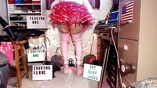 Cadela dançando com calcinha lenta QOS maricas striptease em pink juliann e 9" BBC SLUT plataforma stiletto boots.