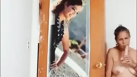 Я кончаю с моей игрушкой