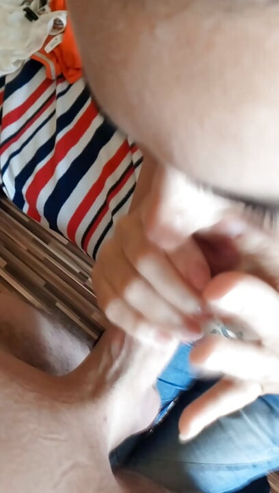 Eigengemaakte pijpbeurt en aftrekken met cumshot op tieten