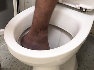 Fuß in die Toilette und meinen Fuß spülen (Füße in der Toilette) (barfuß in der Toilette)