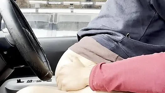 I convince a stranger to have risky sex in the car, he makes me scream a lot.