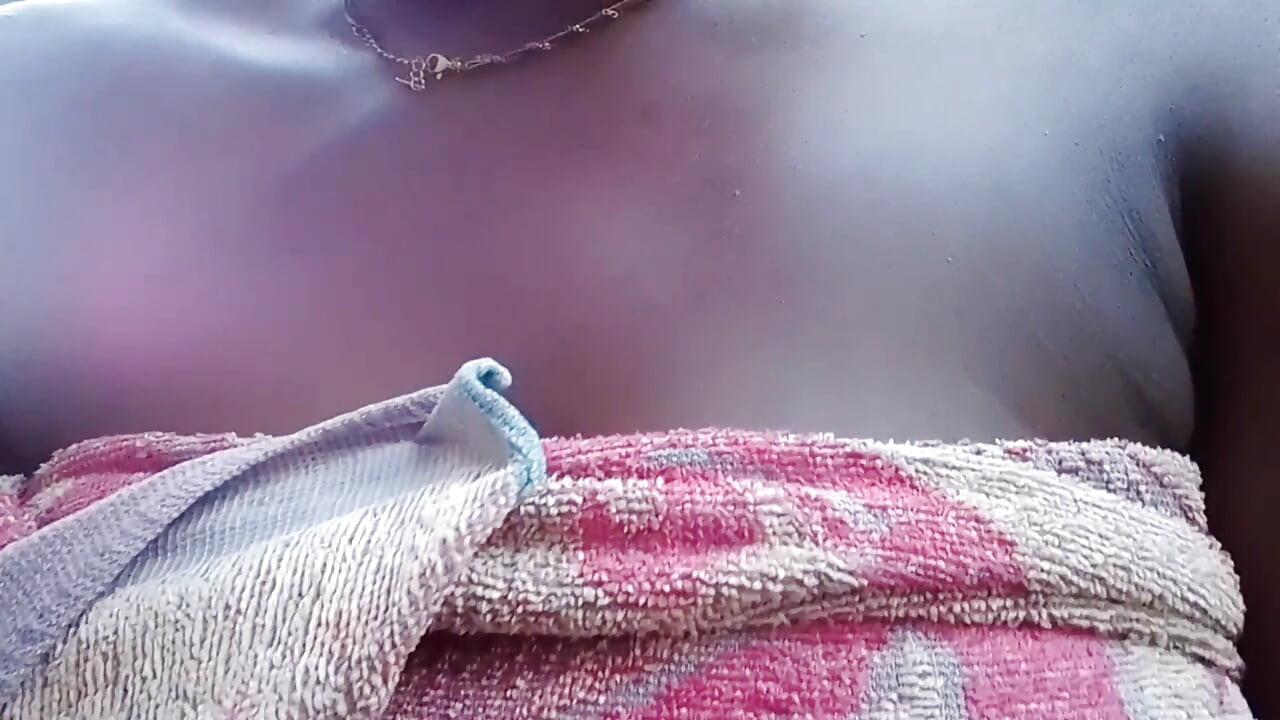 אצבעות בכוס השעיר שלי, סוחטת את הציצים הגדולים שלי, מנענעת את התחת שלי