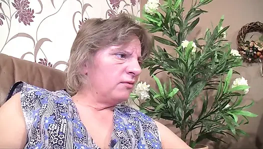 Пирсингованная милфа нуждается в специальном трахе