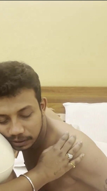 "प्रेमी के साथ प्रेमिका के जन्मदिन के जश्न" से पल साझा करना चाहिए
