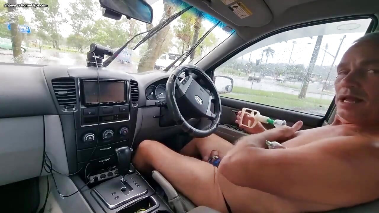車の中で裸
