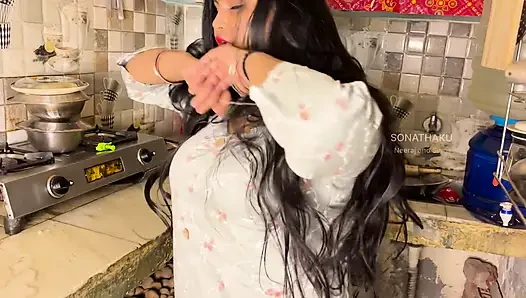 Heiße Desi-tante gibt stiefbrud in der küche riskanten blowjob - selbstgedreht