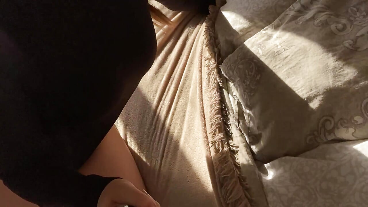 Suculenta beleza em body apertado dedilhando buceta com dedos