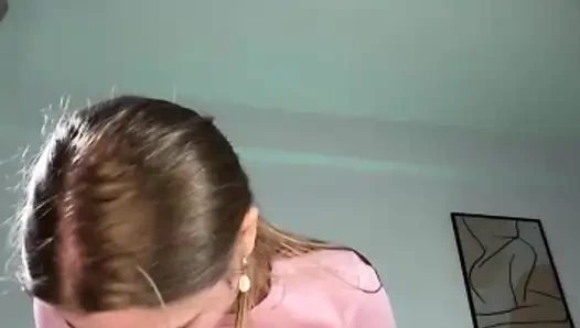 Jucielussie çılgın fışkırtıyor ve yüzüne oturuyor