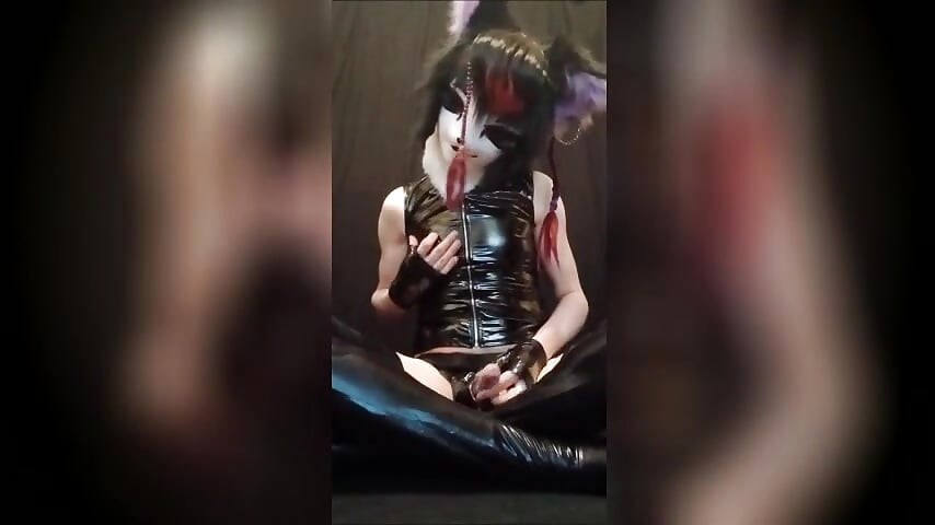 Peluda Raposa em vestido brilhante gosta de um vibrador de fantasia