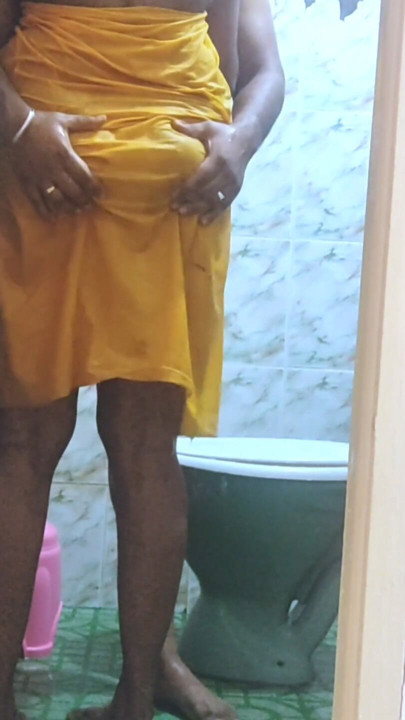 INDIAN TAMIL BIG ASS GIRL BATHING AND QUICK SEX WITH NEIGHBOUR SURPRISINGLY DESI GIRL | Clip 1