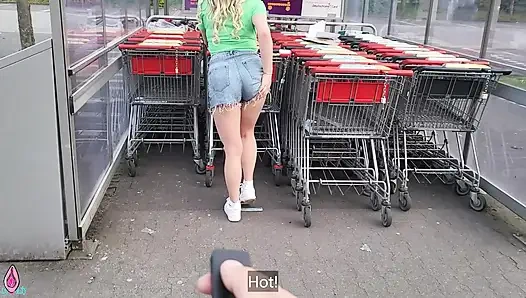 Изменяющая девушка теряет пульт дистанционного управления задницей на публике и показывает незнакомцу свою задницу на улице