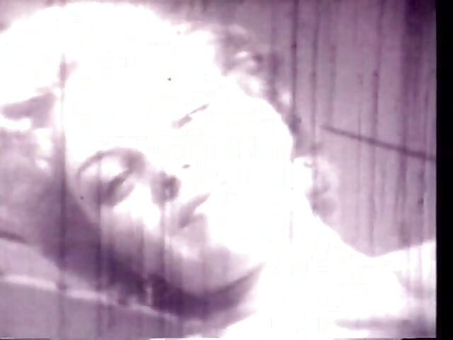 विंटेज सुनहरे बालों वाली खूबसूरत