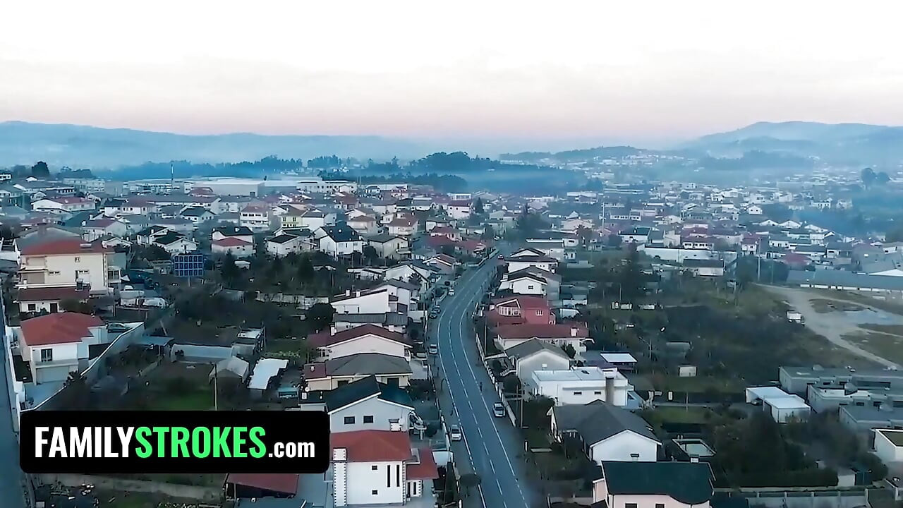 Masum genç kız Alexis Tae sapık üvey arkadaşlarıyla sert üçlü seks yapıyor