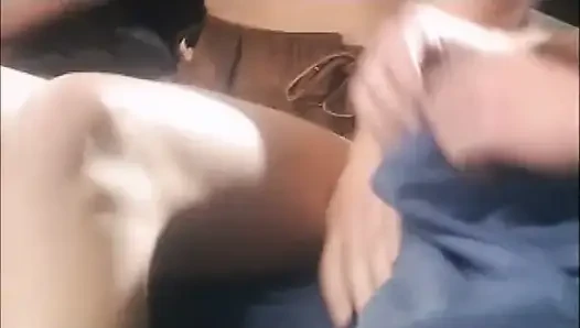 Schmutzige blonde verführerin lutscht schwanz und wird doggystyle auf dem Gewächshausboden gefickt
