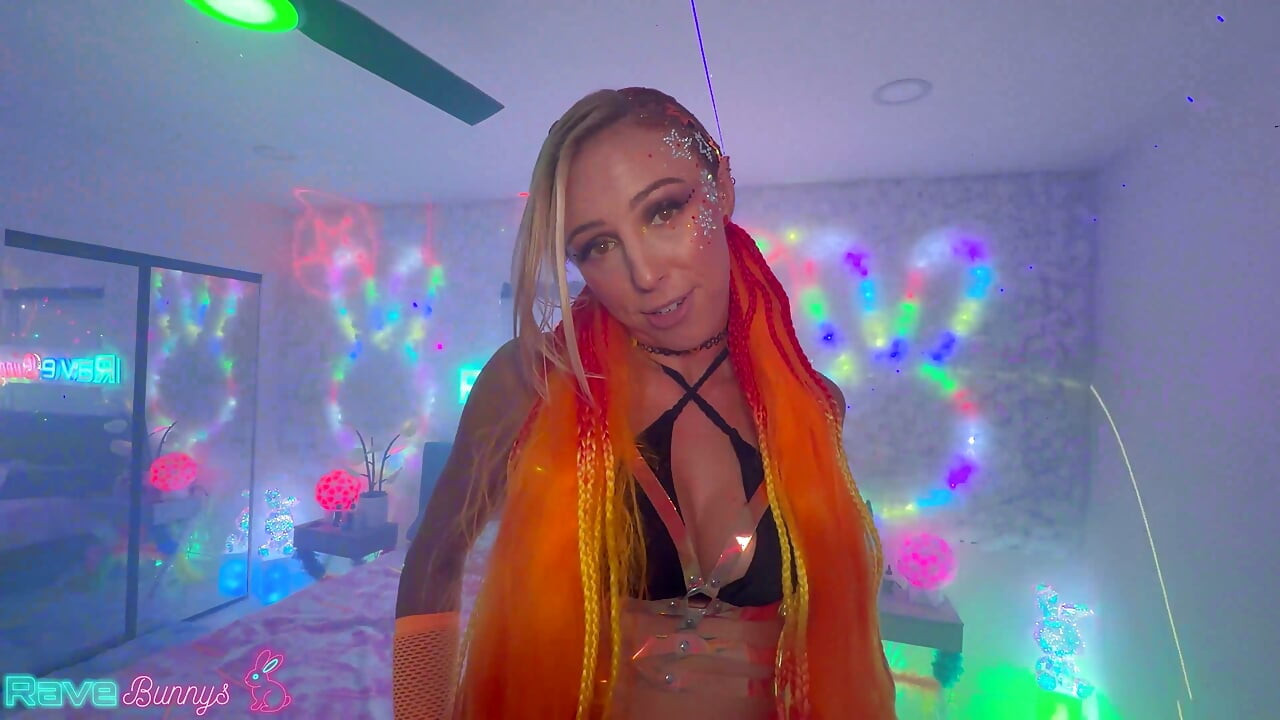 La chaude Hotwife Lo Lacey se fait défoncer la chatte à l'aferparty !