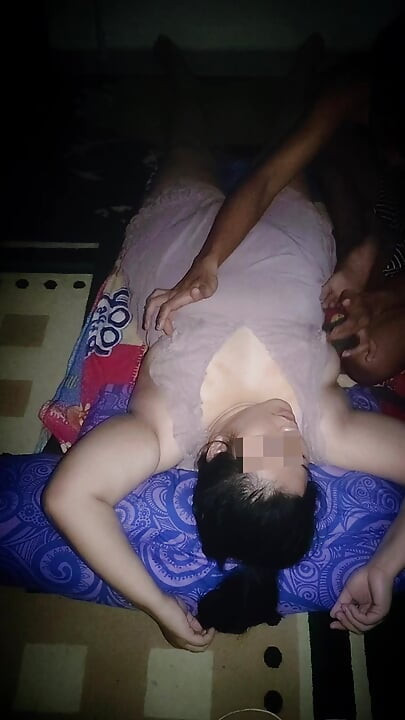 내 몸은 오랫동안 만지지 않았습니다. 그것은 내 젖꼭지를 매우 민감하게 만든다. 쾌락을 원하는 나에게 속한다는 소리가 들리면 발정난다