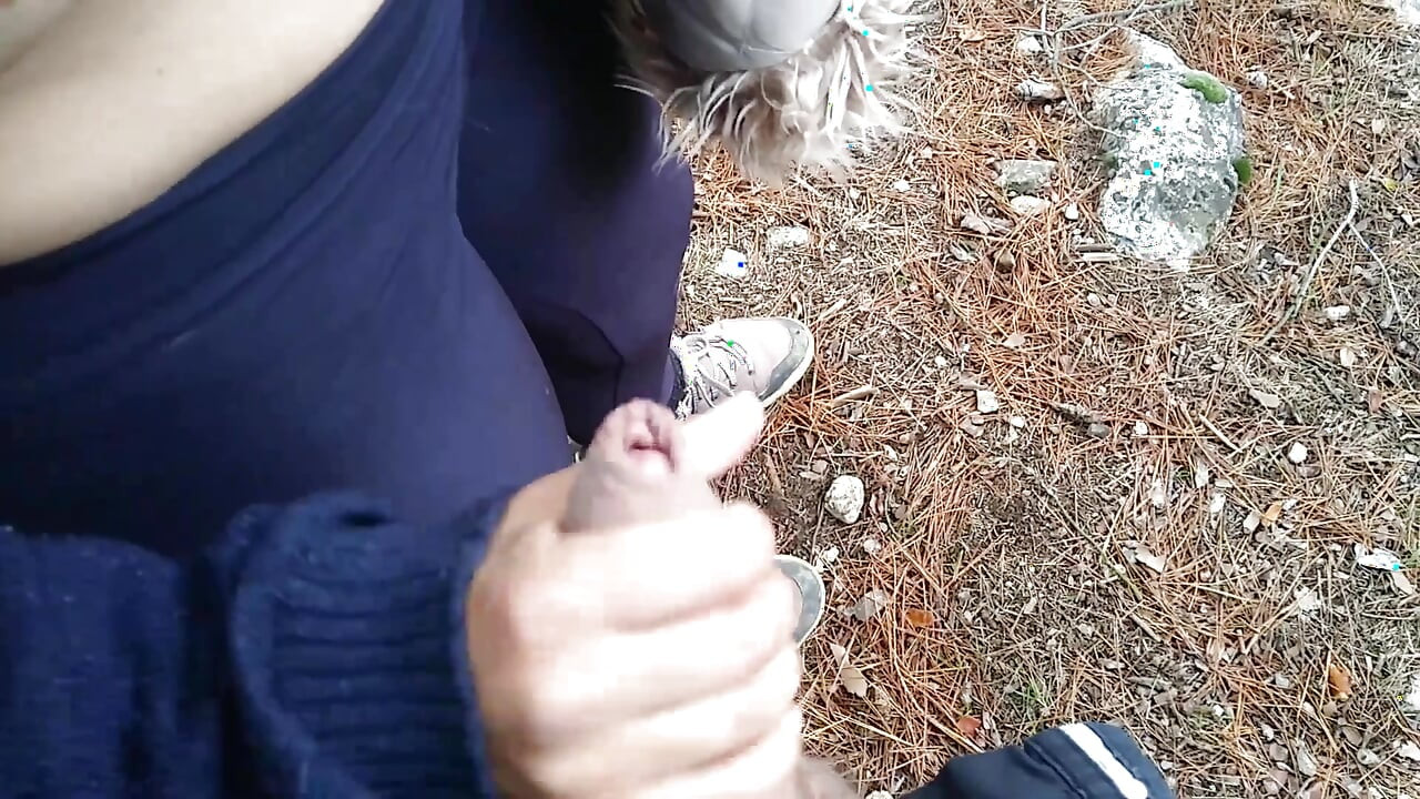 FREMDER BEIM WANDERN IN DEN BERGEN GEFICKT