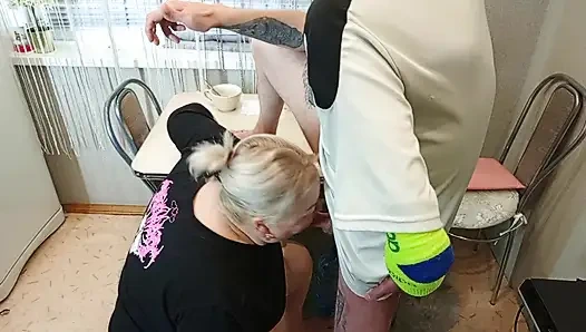 Öğleden sonra, komşumu mutfakta ağzından sikiyorum ve boşalıyorum