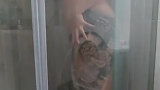 Мастурбация в душе с волосатой вагиной