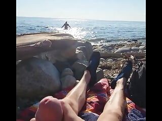 johnholmesjunior pego atirando enorme carga de porra na praia de nudismo de White Rock com estranhos assistindo