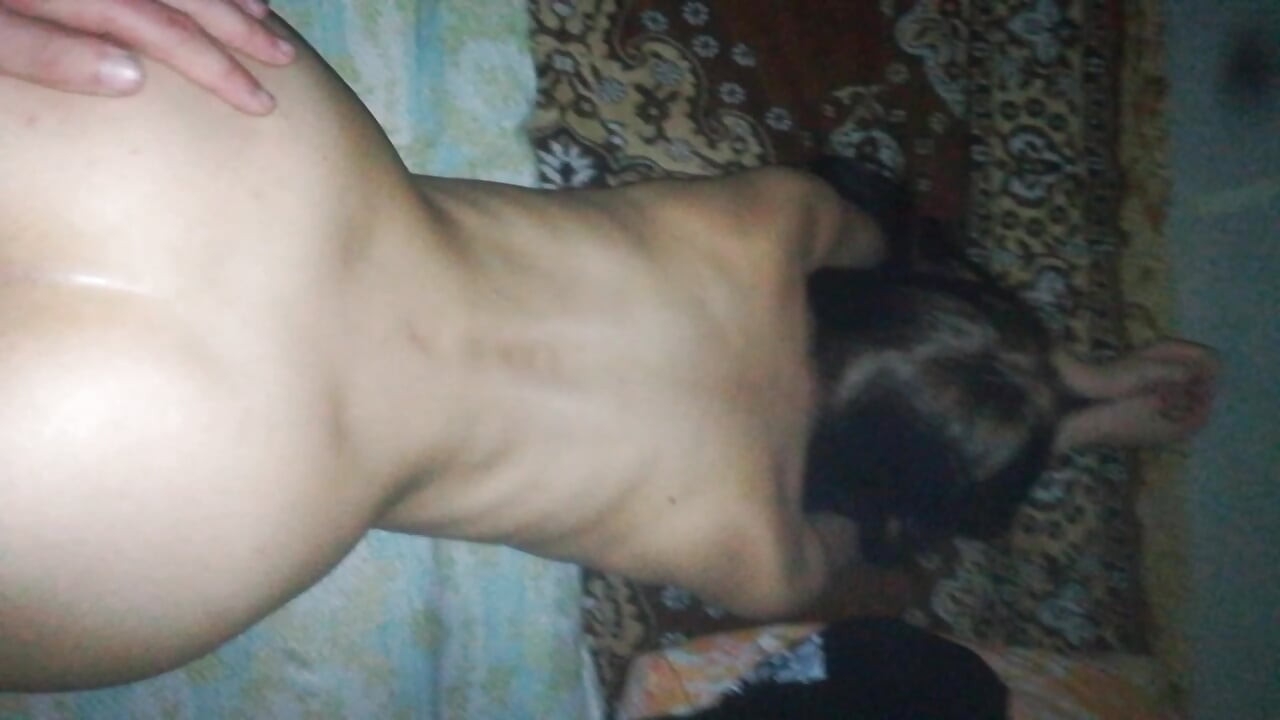 苗条的 18 岁女孩有一个完美的屁股狗式