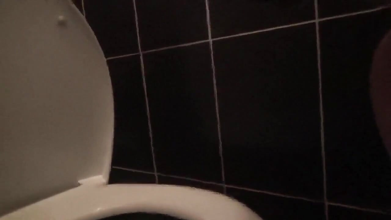 Kate ti stuzzica spogliandosi e ti lecca il bagno
