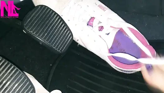 Босая поет в кроссовках Puma