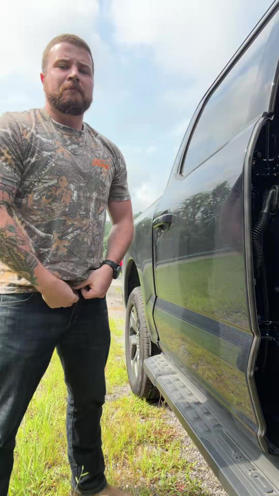 Garoto do interior mija no acostamento da estrada