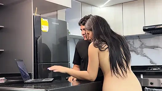 Aku mengajari saudara tiriku cara bermain dengan komputerku