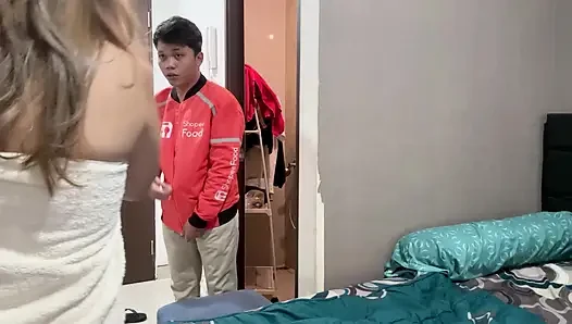 Aku Ngentot Pria Pengantar Makanan Dan Bikin Cowok Ini Puas