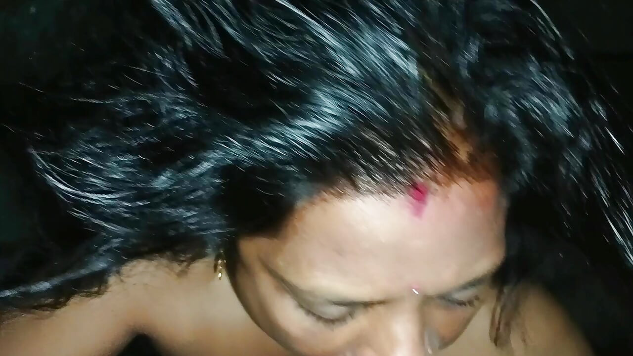 Indyjski śliczny żonaty Bhabhi Jazda Wielki Dick i Robienie Głębokie gardło Bolwjob pełne nago w środku nocy w Farm House
