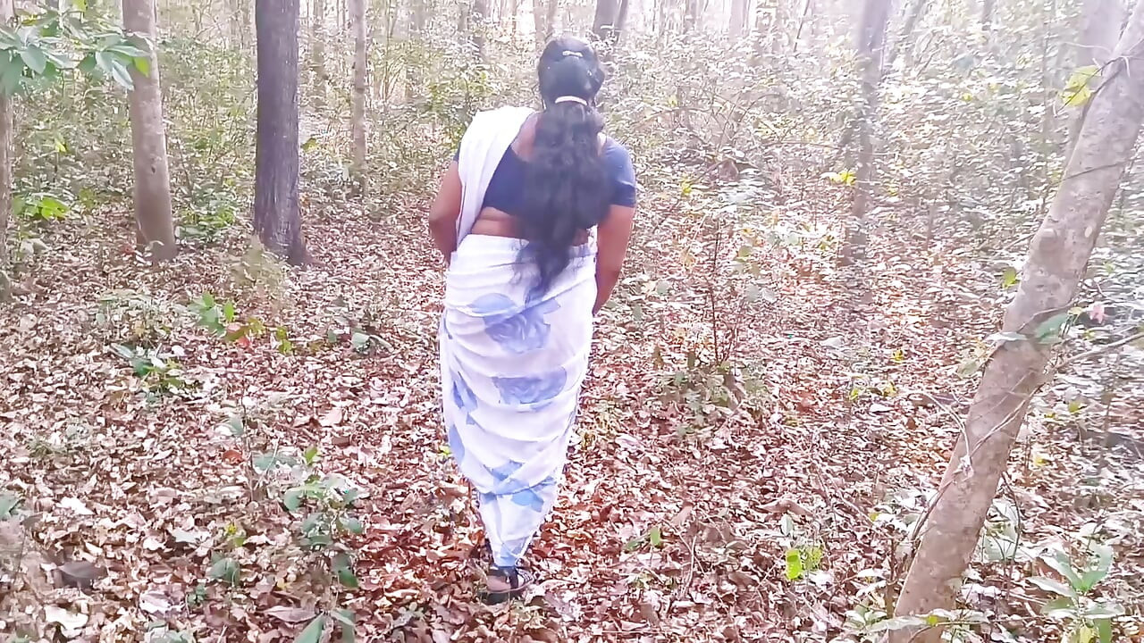 Desi outdoor jungle jebanie. Macocha i pasierb hardcore ruchają się w lesie. Telugu brudne rozmowy.