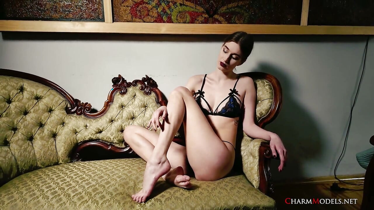 Sesiune video uimitoare cu model de modă mary moon topless