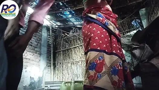 Desi dorf altes hüttenhaus mit stiefbruger und ehefrau im doggystyle-sex