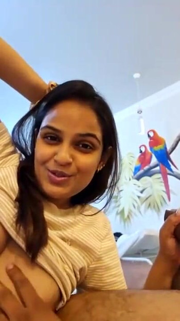 Zgodna indijska žena i muž odgovaraju na pitanja u video pozivu | Klip 2