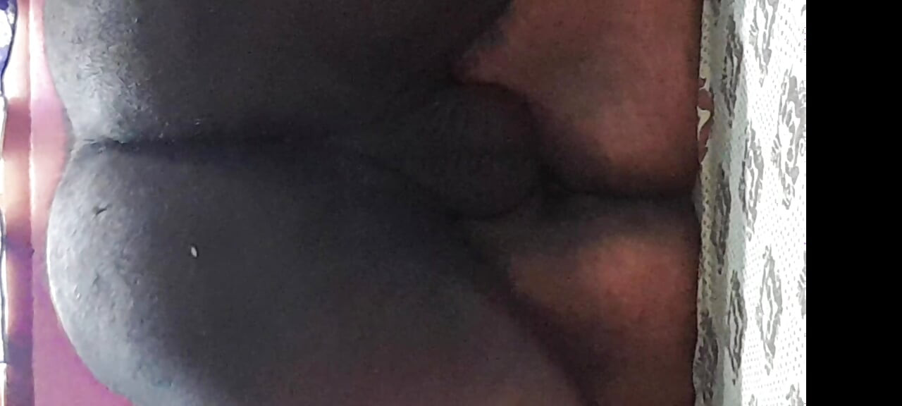 Un mari tamoul fait pencher sa femme avec un gros cul et lui fourre dessus.