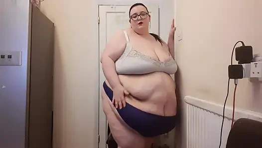 SSBBW BBW Tangas und Lederleggings anprobieren