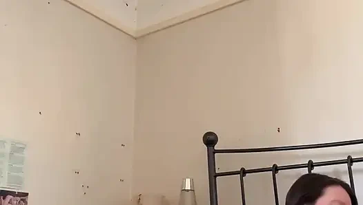 Стеклянный батплаг крупным планом тугой киски, покрытой маслом, двойное проникновение крупным планом, жесткий камшот