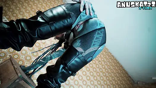 Cewek nakal bertato dengan sepatu hak tinggi lagi asik seks anal sama kontol raksasa pria kulit hitam di kursi