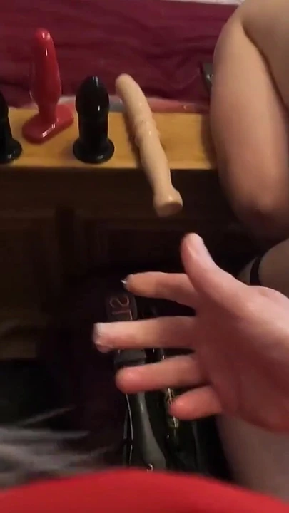 "malkin jenna apni nichli rndi ki gand chod rahi hai aur bare dildo ke sath kuchh gand khol rahi hai"