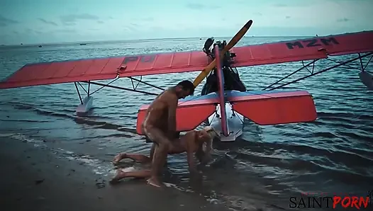 Caylian curtis ngentot pilot di pantai pulau terpencil