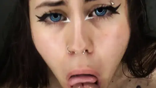 Красивая 18-летняя обожает получать всю сперму от члена