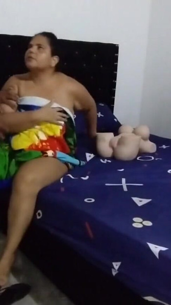 "Üvey babam beni lezzetli bir şekilde sikmek için evde yalnız olduğumuz gerçeğinden faydalanıyor" den muhteşem an