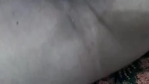 Aldatan tombul yenge kocasının yokluğunda üvey erkek kardeşi tarafından sikiliyor