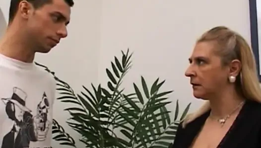 Doyumsuz sürtük tüm sikiş deliklerine sonsuz yarak alıyor