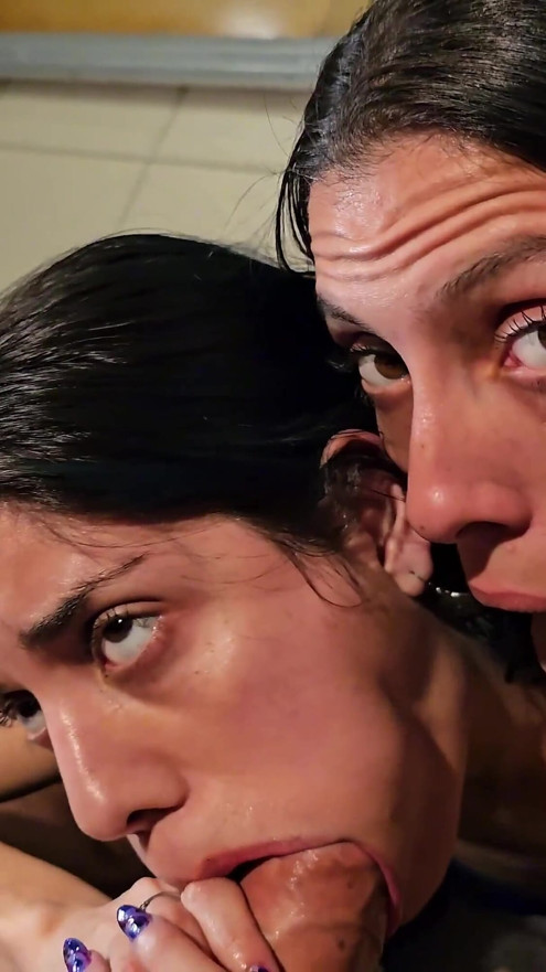 3 Girls 2 Guys Orgy - Having Fun Between Friends