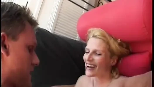 Sexy blondine genießt ein muschilecken und dann einen harten fick bis zum abspritzen